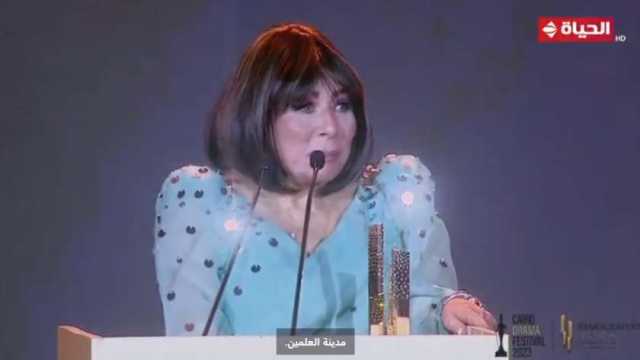  لبنى عبد العزيز خلال تكريمها بمهرجان القاهرة للدراما: بشكر بلدي وتحيا مصر