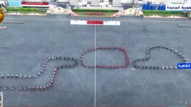 طلاب الشرطة يرسمون الهرم واسم مصر وعلمها بالدراجات في حضور الرئيس السيسي