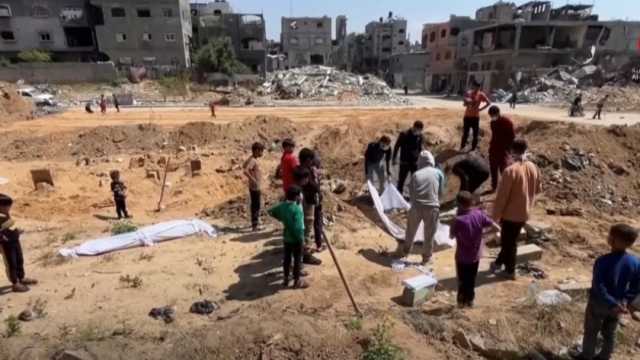 «القاهرة الإخبارية»: الفلسطينيون يبحثون عن جثث الآلاف من ذويهم تحت الأنقاض