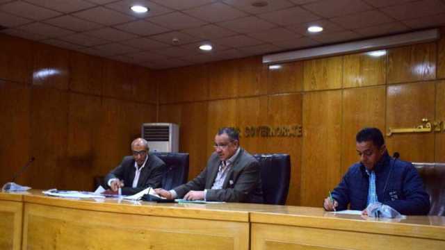 سكرتير محافظ الأقصر يبحث مشكلات المواطنين في اليوم المفتوح