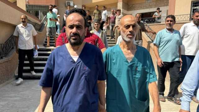 كيف استقبل أهالي غزة مدير مجمع الشفاء بعد الإفراج عنه؟.. دموع وأحضان