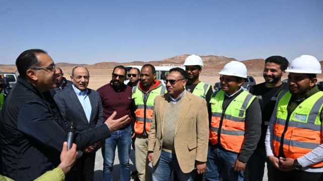 رئيس الوزراء يجري حوارا مع العاملين بمشروع تطوير وتوسعة مطار سانت كاترين