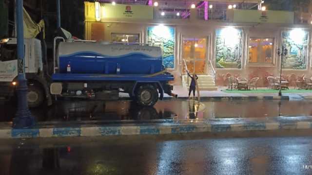 فريق الأزمات بشركة «مياه مطروح» يرفع تجمعات الأمطار من الشوارع (صور)
