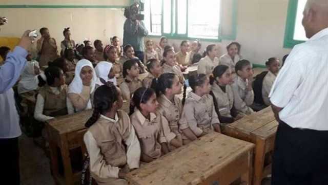نائب محافظ أسوان تتفقد المدارس في أول أيام العام الدراسي الجديد