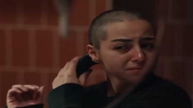 قبل إلهام صفي الدين.. فنانات حلقن شعرهن «زيرو» على الهواء