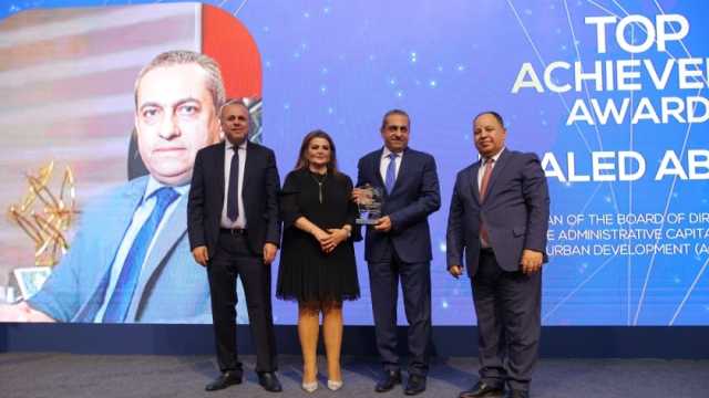 رئيس شركة العاصمة الإدارية للتنمية العمرانية يحصد جائزة الإنجاز المؤسسي من قمة «مصر للأفضل»