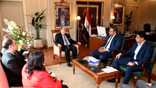 وزير الصناعة يبحث مع «هيات» توطين المنتجات الصحية وتصديرها للخارج
