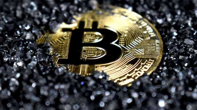 أهم أخبار العالم.. تراجع سعر «البيتكوين» وإسبانيا تكافح «حرائق الكناري»