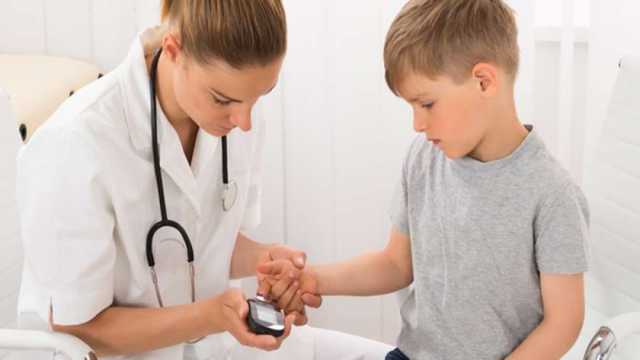 نوع الإصابة بيفرق.. هل يمكن شفاء الأطفال من مرض السكري؟