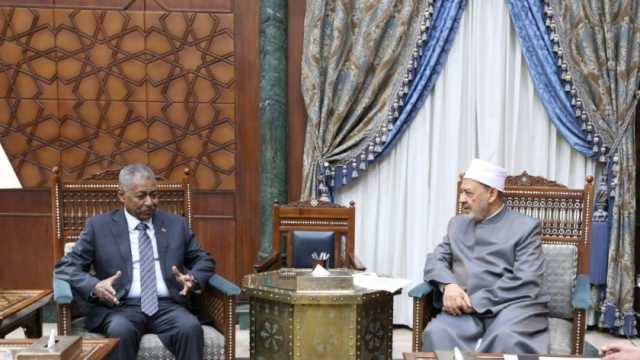 رئيس مجلس السيادة السوداني يوجه دعوة رسمية لشيخ الأزهر لزيارة البلاد