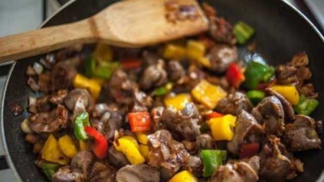 طريقة عمل الكبد والقوانص زي المحلات.. «مش هتعرفي تفرقي بينهم»