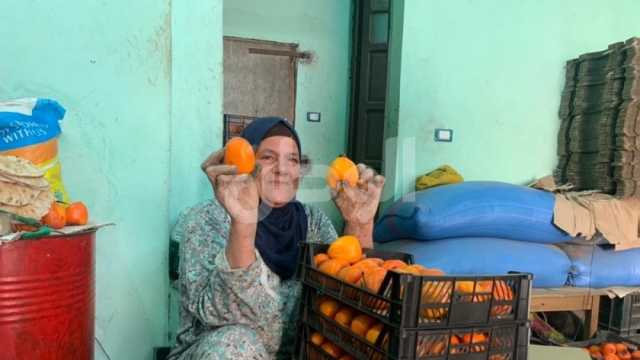 «أم حمادة» ابنة الدقهلية.. 40 عاما في «فرز وتسوية» ثمار «الكاكا»