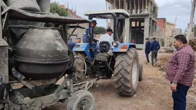 التحفظ على معدات ومواد بناء مخالفات بدسوق في كفر الشيخ