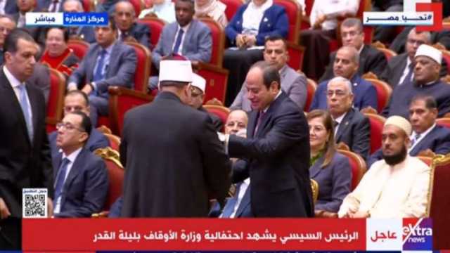 وزير الأوقاف يهدي الرئيس السيسى نسخة من موسوعة «رؤية»
