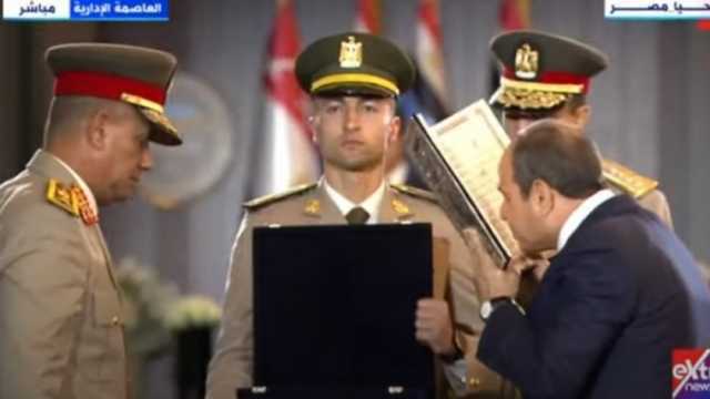 مدير الأكاديمية العسكرية يقدم كتاب الله هدية للرئيس السيسي (صورة)