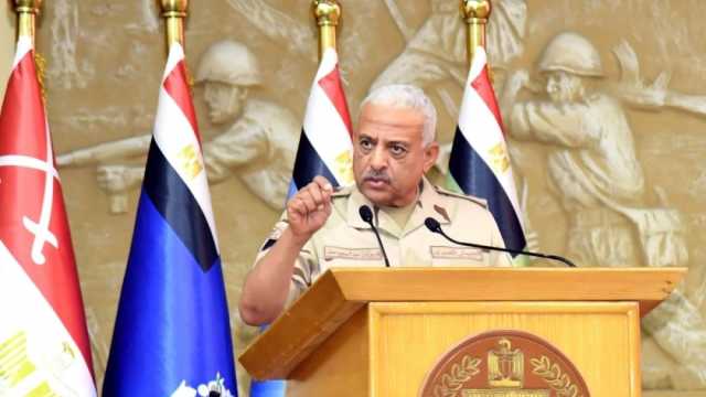 وزير الدفاع يلتقي عددا من رجال القوات المسلحة بالمنطقة الجنوبية العسكرية