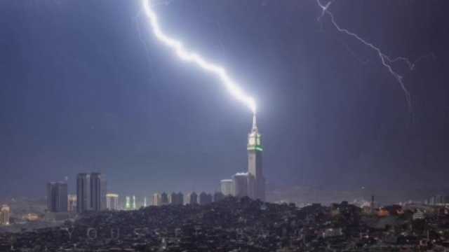 في عز أغسطس.. سحب رعدية ممطرة ورياح قوية على مكة والمدينة