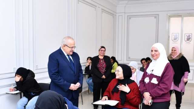 «الخشت» يتفقد امتحانات برامج جامعة القاهرة الدولية ويستمع لتعليقات الطلاب