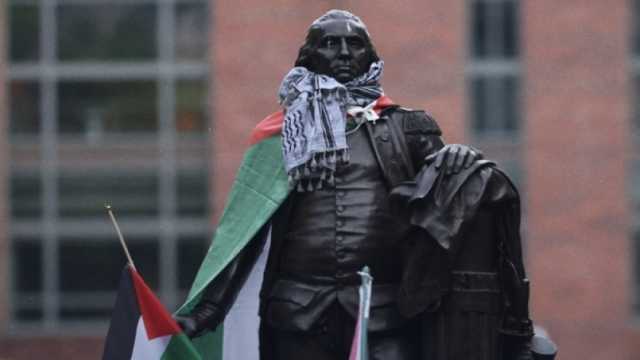 مؤسس الولايات المتحدة بالكوفية الفلسطينية.. ما القصة؟