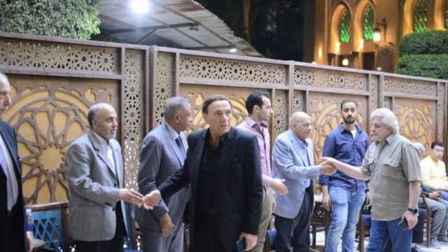 حكاية شبيه عادل إمام بعد ظهوره في عزاء شيرين سيف النصر.. «دوبلير الزعيم»