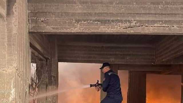 إخماد حريق في مخلفات أسفل عمارات صقر قريش بمدينة نصر