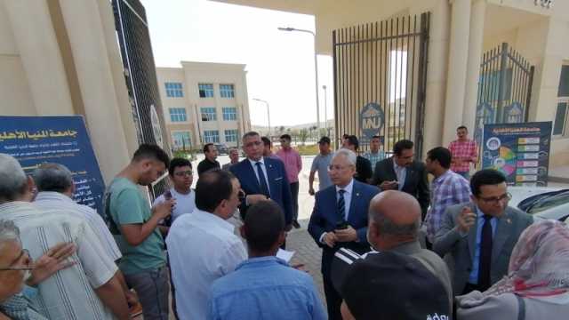 رئيس جامعة المنيا الأهلية يلتقي أولياء الأمور والطلاب للرد على استفساراتهم