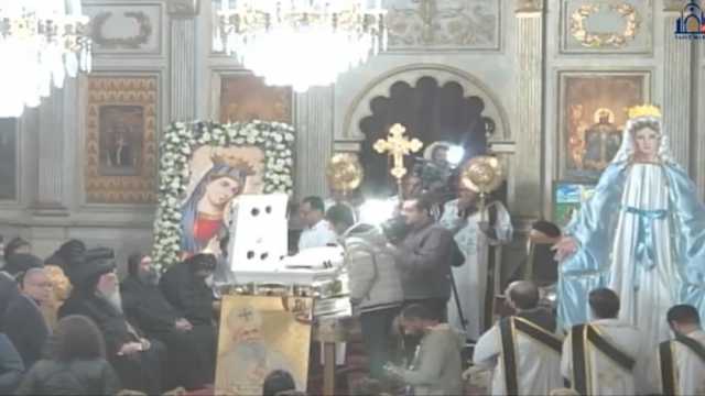 الأقباط يؤدون صلاة الجنازة على القمص مكسيموس وصفي أحد كبار كهنة الإسكندرية