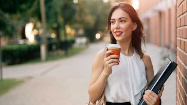 «هتدمر معدتك».. ماذا يحدث لجسمك عند تناول فنجان قهوة على الريق يوميا؟