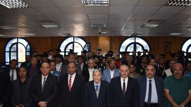محافظ المنيا يسلم شهادات الرخصة الإفريقية لـ60 من مدربي كرة القدم