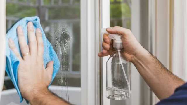 عنصر سحري للحصول على زجاج لامع في 15 ثانية.. «موجود في كل بيت»