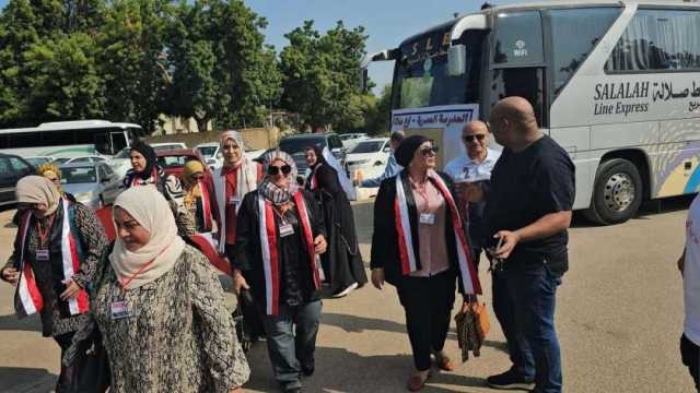 من سلطنة عمان.. مشاركة أسرية واحتفالات للجالية المصرية من أمام مقار التصويت