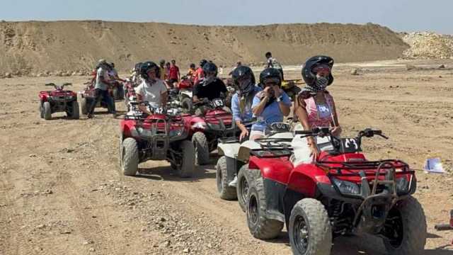 جبال البحر الأحمر وقسوة الصحراء يجذبان هواة المغامرة في رحلات السفاري بالغردقة