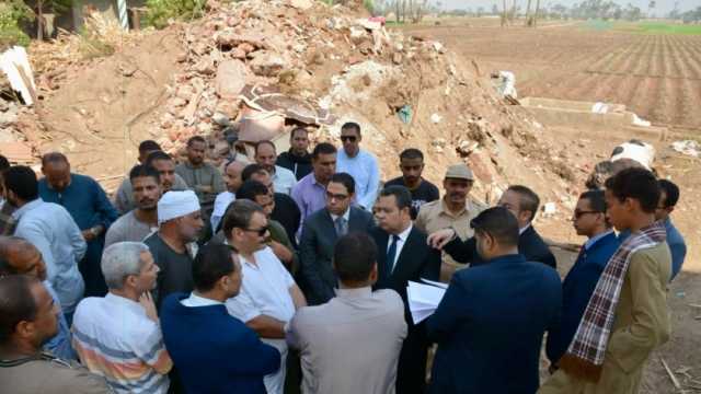 النيابة الإدارية تجري معاينة لعقار منهار في جزيرة شندويل بسوهاج