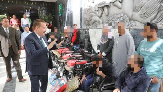 محافظ المنوفية يسلم كراسي متحركة لذوي الهمم ويبحث شكاوى المواطنين