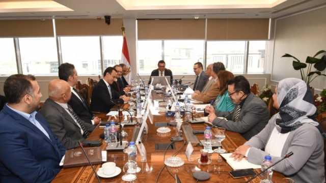 وزير الإسكان يتابع موقف خدمات مياه الشرب والصرف على مستوى الجمهورية