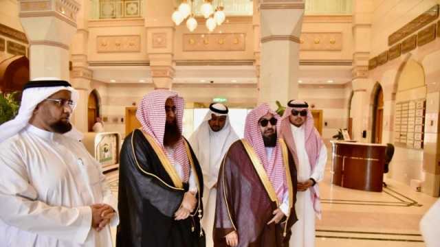 عبد الرحمن السديس يؤم المصلين بالمسجد النبوي في صلاة عشاء اليوم