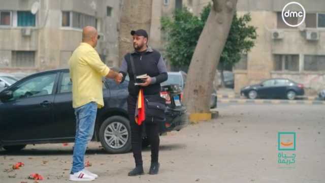 بكى من الفرحة.. حياة كريمة تهدي بائعا 100 ألف جنيه