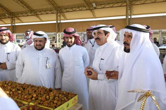 محافظ الرس يزور سوق التمور