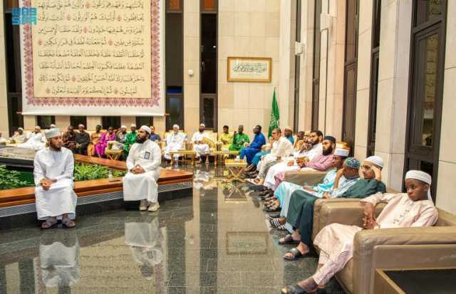 المشاركون بمسابقة الملك عبدالعزيز الدولية للقرآن الكريم يزورون مجمع طباعة المصحف الشريف