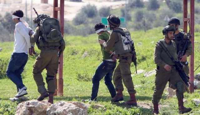 الاحتلال الإسرائيلي يعتقل 20 فلسطينيًا بالضفة ويهاجم الصيادين بغزة