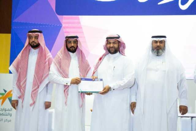 مدير مركز التنمية الاجتماعية بالأحساء يكـرم متدربي الدفعة الأولى من برنامج “واعد” الإعلامي