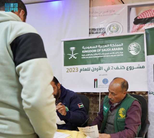 “إغاثي الملك سلمان” يوزع كسوة الشتاء على السوريين بالأردن و1844 كرتون تمر بالسودان