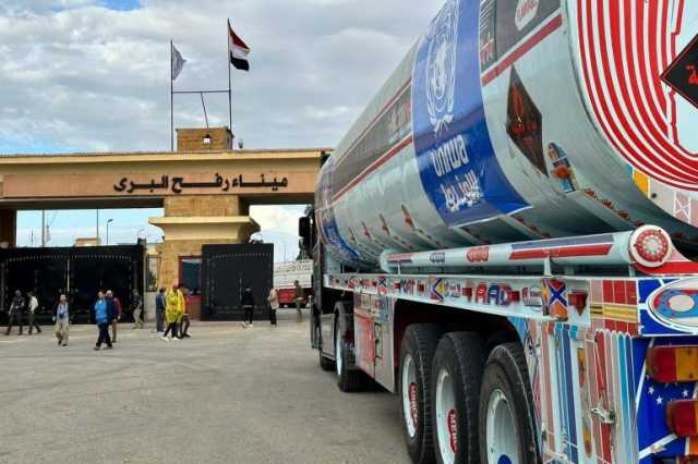 192 شاحنة مساعدات متنوعة تعبر معبر رفح البري في طريقها لقطاع غزة