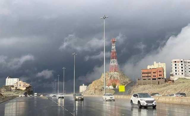 طقس الجمعة: أمطار من متوسطة إلى غزيرة على 11 منطقة بالمملكة