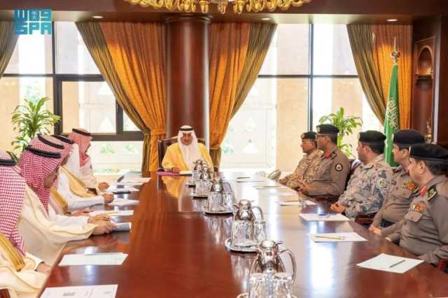 أمير تبوك يرأس اجتماع لجنة الدفاع المدني الرئيسية بالمنطقة