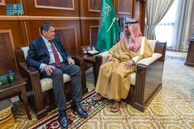 ناقشا الموضوعات ذات الاهتمام المشترك.. نائب أمير حائل يستقبل السفير البريطاني لدى المملكة