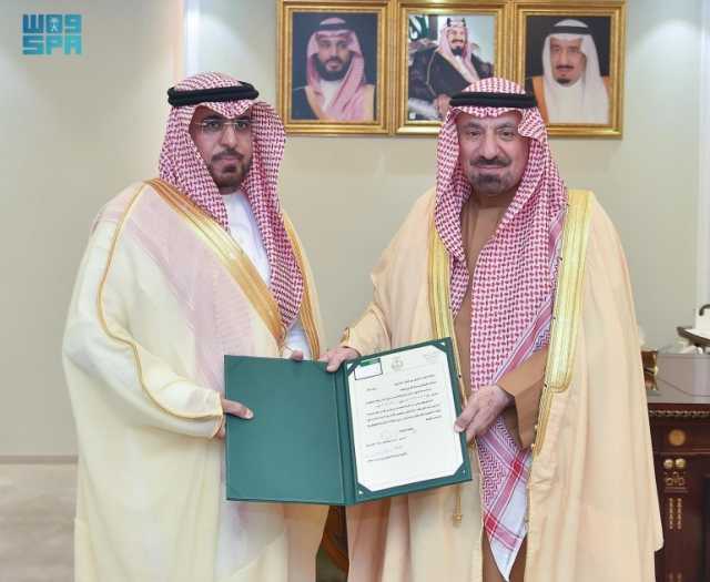 أمير نجران يكرّم مدير شرطة المنطقة السابق