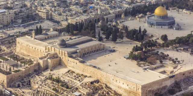 عشرات المستوطنين يقتحمون باحات المسجد الأقصى