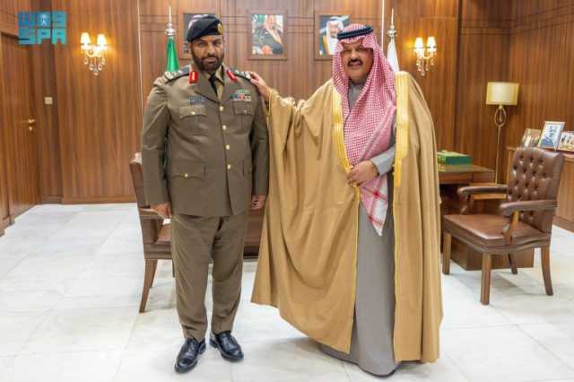 أمير حائل يُقلِّد مدير مكافحة المخدرات بالمنطقة رتبته الجديدة