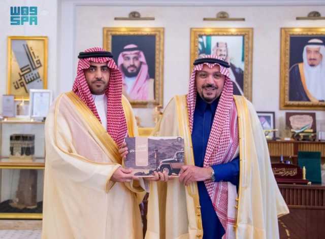 تسلّم تقريرًا عن جهوده خلال 2024.. أمير القصيم يستقبل مدير فرع إدارة المجاهدين بالمنطقة